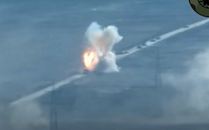 (影)俄裝甲縱隊成活靶! 整排遭連續砲擊轟到｢殉爆｣慘成侵略行動砲灰