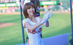 爸爸生氣了！壯壯「蜜桃臀」寫真尺度破表  粉喊：跪求岳父放行