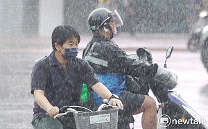 快訊》對流雨彈開轟！11縣市大雨特報 氣象局：慎防淹水、土石流