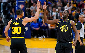 嘴綠和灰熊球迷玩鬧　柯瑞也笑出來