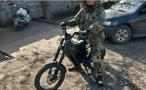武器藏民間! 繼俄改裝中國三輪車後  「電驢」又成烏軍狙擊手最新利器