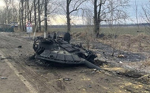 (影)俄軍T-72坦克炸成火球！12噸重砲塔噴飛30公尺高 中國記者嚇傻