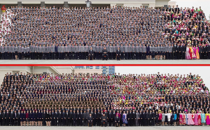 危險了！金正恩與上萬人無罩大合影  被指疫情爆發全是他的錯