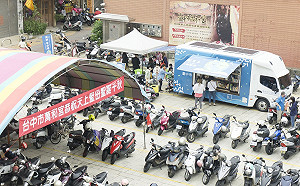 行動圖書車駛抵萬和宮 市民拉行李箱一口氣借幾十本