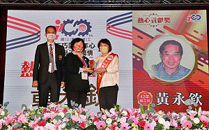 嘉義高工百年校慶大會  市長黃敏惠含淚代父領獎