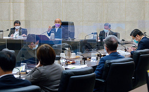 蘇揆：接種三劑疫苗者快篩陰性免居隔 將適用確診者的同住家人