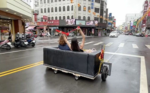 YouTuber再出包！他開沙發車爆違法