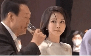 這眼神 必殺! 夫人銳利瞪一眼 韓總統嚇到連忙放下酒杯
