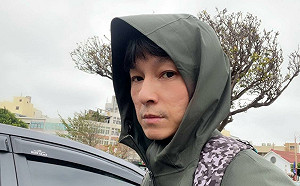 排隊PCR驚見「脫口罩喝水」！狄志為傻眼：以為在排演唱會？