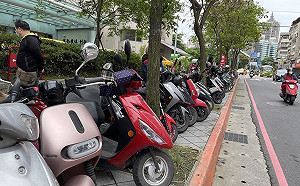 6月交通事故死亡增4%！交通部擬將機車停車位退出人行道