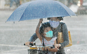 滯留鋒面來襲！中央氣象局：未來一周幾乎全台有雨