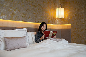 新北旅宿業獲贈書 溫暖疫情旅人心靈