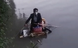 奇葩！「逃滬潮」買不到車票 男子「手作簡易船」帶愛犬自上海逆流划回江西