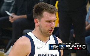 勇士獨行俠打得兇！東契奇疑似受傷