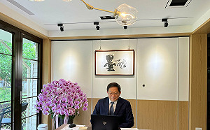 年度最佳視訊春裝出爐！管中閔曝工作穿搭直呼：我怎能不愛線上會議？