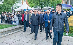 李克強「又不戴口罩」挑戰習近平？微博和官媒出現「不尋常動作」