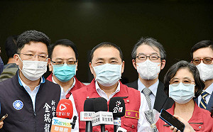 新北市長侯友宜赴中和環球購物中心接種站 鼓勵市民接種第四劑