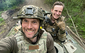 烏俄戰爭》變身偷車賊？！烏媒記者與士兵 在俄軍「眼皮下」偷走裝甲車