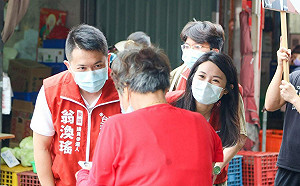 美女市議員參選人陪同市場拜票 翁渙瑤：基進敢衝敢做