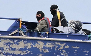 解放軍入侵？中國快艇蒙面、加掛舷外機闖馬祖海域 海巡署澄清：應是漁民