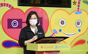 蔡英文出席小英號捐血車啟用典禮 籲民眾加入捐血行列