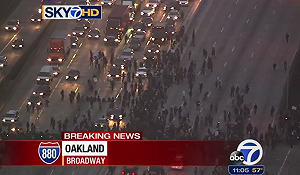 抗議美警槍殺非裔  奧克蘭群眾佔領高速公路