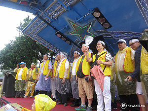 上百台小黃包圍立院  要把Uber趕出台灣