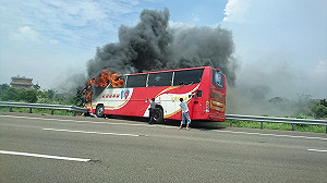 國道2號遊覽車大火 中國團26人全數罹難