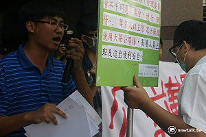 學生赴民進黨抗議私校法 遭大樓管委阻撓