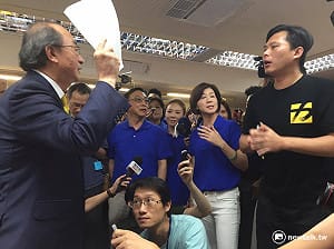 林淑芬拒審一例一休  時力、國民黨怒佔主席台