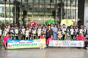 單車環台破風做公益 陳菊獻上祝福