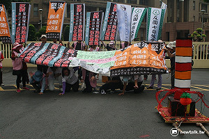 抗議南星計畫  居民下跪盼停止開發