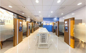 不用人擠人！超商首創「高隱私」個人化包廂  插座、WiFi通通有