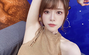 男友視角！實況主Vivi芝衣飛撲趴床 喊：躺著開台有點爽