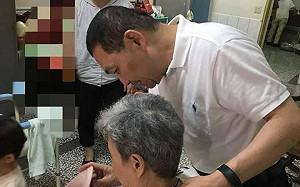 侯友宜母親昨晚過世 議員安慰侯眼眶泛淚