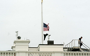 (影)德州槍擊案21死 NBA勇士隊教練柯爾捶桌轟參議員被權力沖昏頭