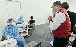 新北再加碼！ 侯友宜：長者打疫苗 送2支快篩試劑