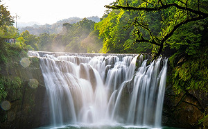 新北十分觀瀑十分壯觀 平溪健行平步青雲