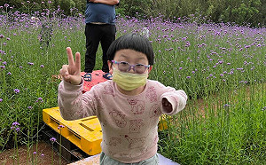 晨晨拿出「手把」自己開玩糖豆人！網：統神該退休了