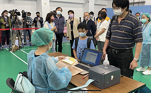 北市兒童BNT校園接種首日 黃珊珊：盼6/3前打完 