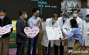 民眾捐愛心醫療物資 聯醫總院長鞠躬「感受到溫暖」