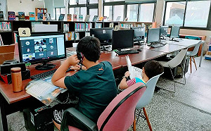 「家裡沒電腦、家長工作忙」孩童到圖書館上網課 館長嘆：被留在原地了