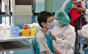 台中校園BNT疫苗提前開打 首日1600人接種