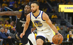 不妙！柯瑞腳踝扭傷　仍帶傷上陣