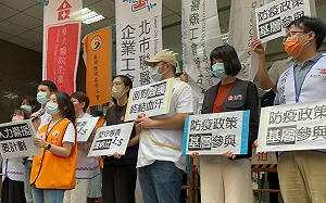 前線苦撐！繼去年三級警戒後 時隔一年「醫護爆肝」聲量又現洪峰