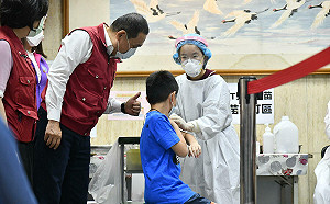 侯友宜赴板橋蕭中正醫院 關懷兒童疫苗施打情形