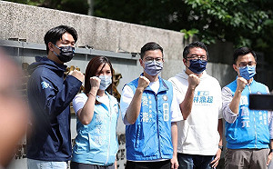 雙北藍營青年助陣郭彥均 喊話孩子「一位都不能少」