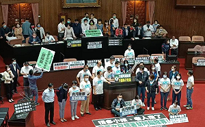 快訊》再為國務機要費除罪爆衝突 綠委洪申翰濺血