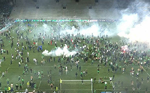 法足聯賽釀 31 傷 聖艾蒂安球迷不滿戰敗降級 暴衝球場丟煙霧彈