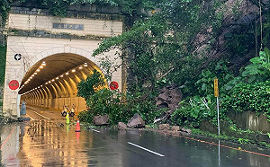 大雨落石！基隆復興隧道口山石崩落封路 警籲改道